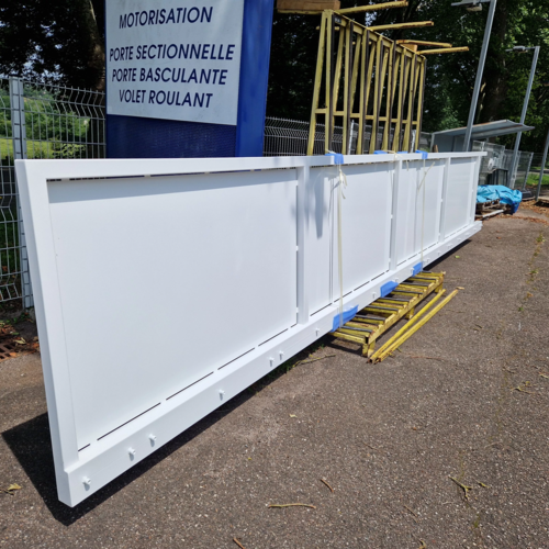Portail coulissant motorisé en acier, remplissage tôlé, finition thermolaquage